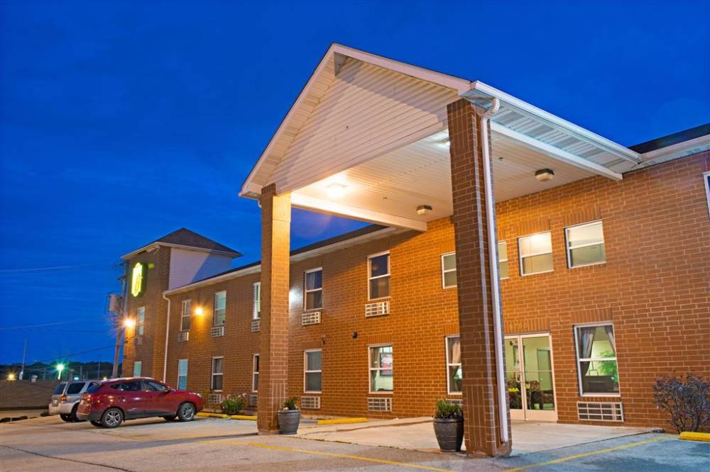 Super 8 By Wyndham St. Louis Airport 2