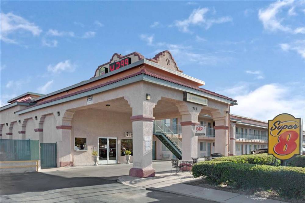Super 8 By Wyndham Tucson Downtown Convention Center 2