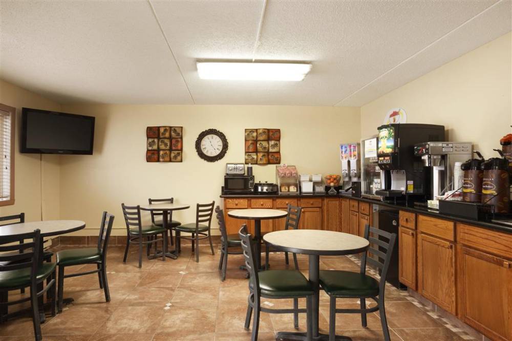 Super 8 By Wyndham West Fargo Main Ave Nd 4