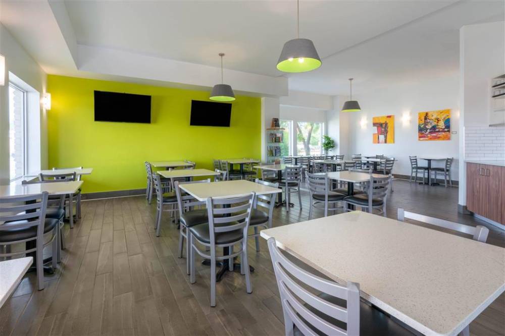 Super 8 By Wyndham Winnipeg West 3