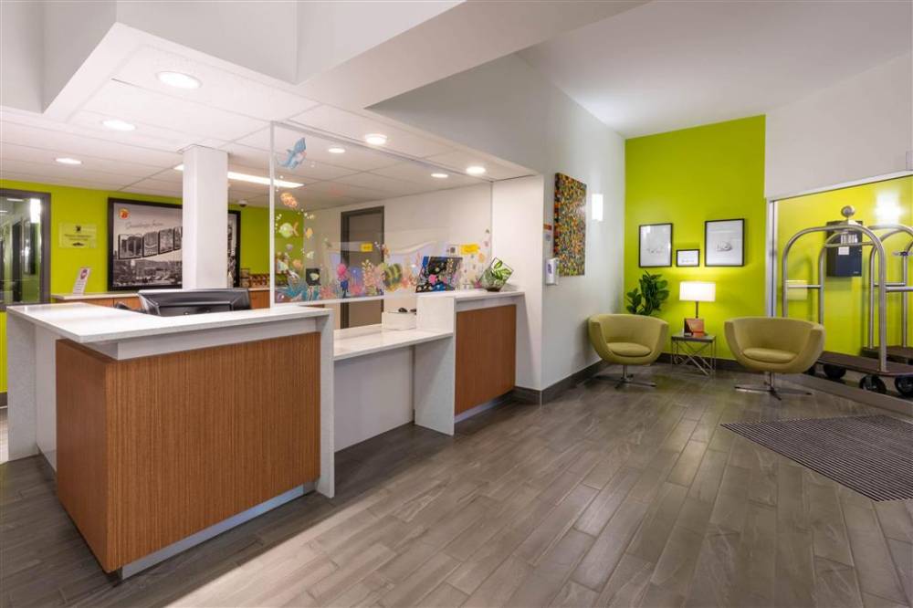 Super 8 By Wyndham Winnipeg West 2