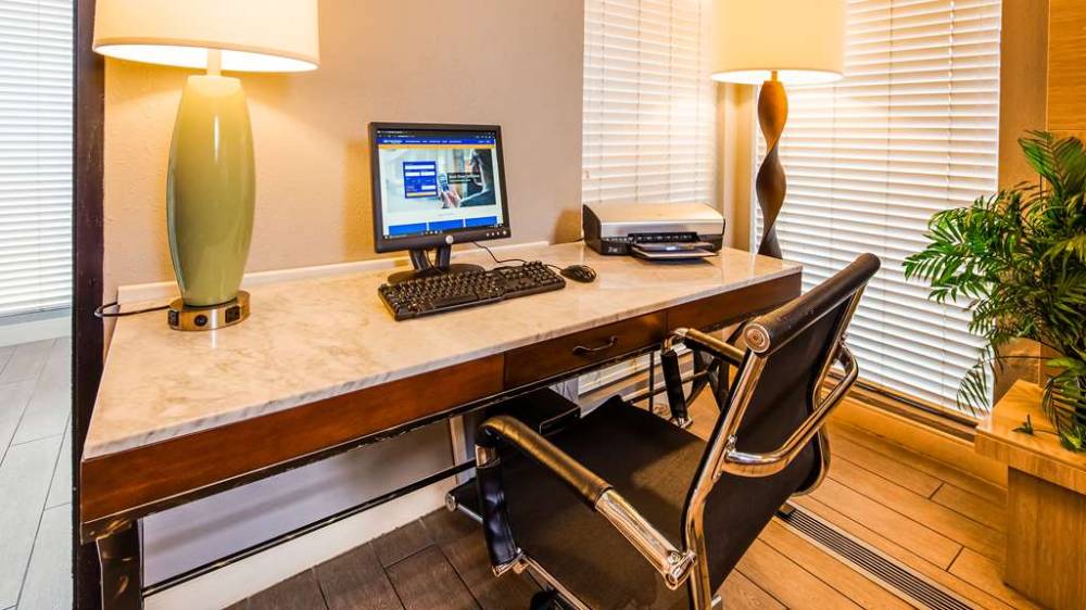 Surestay By Best Western Kansas City Country Inn North 3