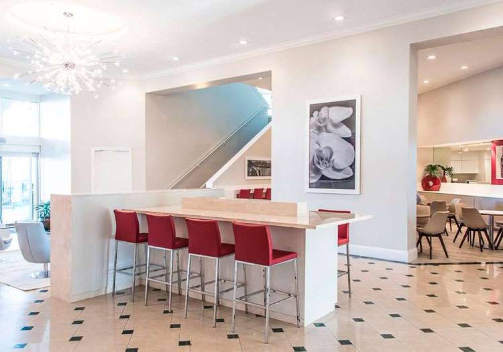 The Point Hotel And Suites 9