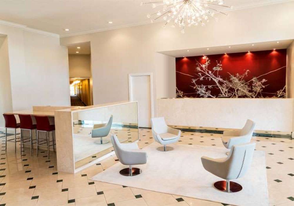The Point Hotel And Suites 8