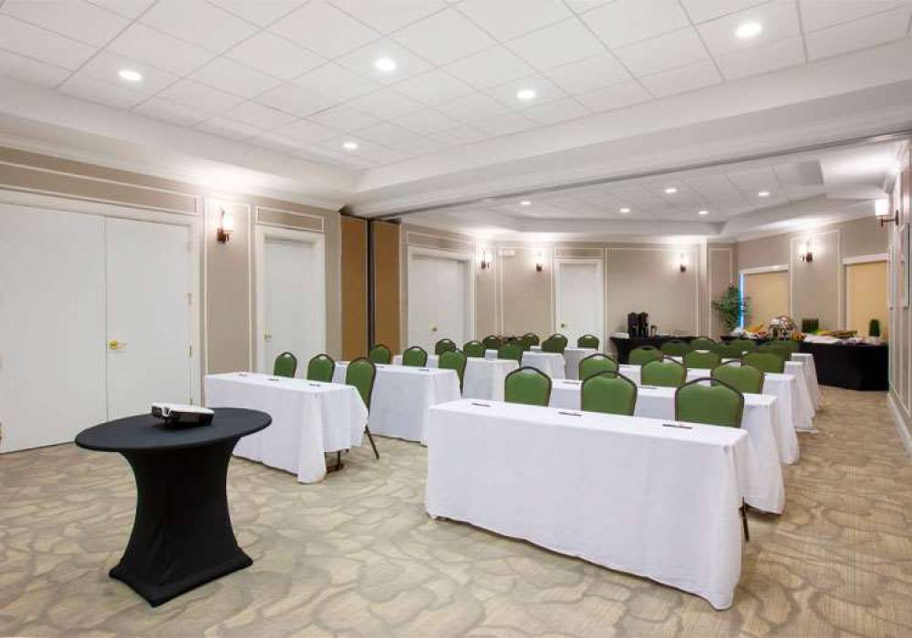 The Point Hotel And Suites 5