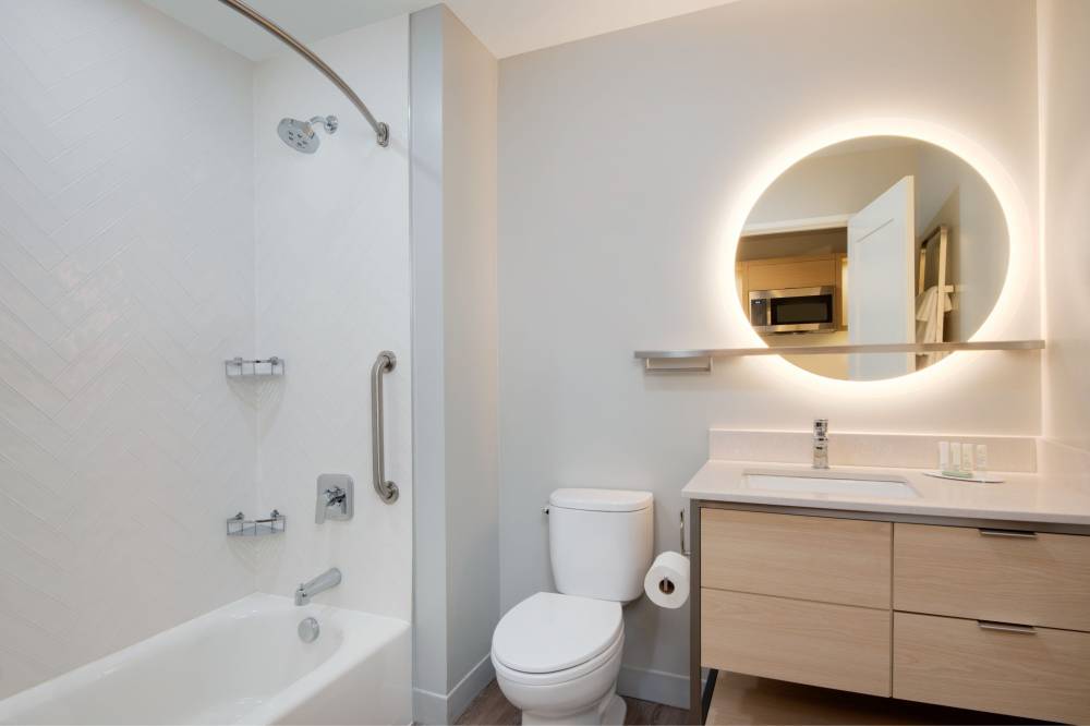 Guest Bathroom with Tub