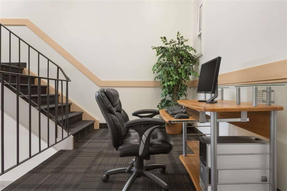 Travelodge By Wyndham Calgary South 4