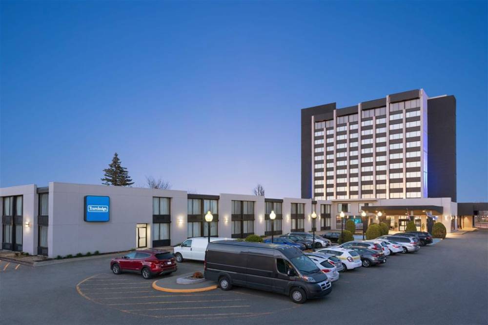 Travelodge By Wyndham Hotel & Convention Centre Quebec City 2
