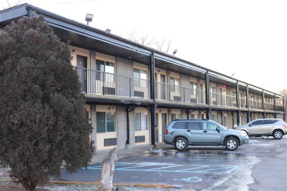 Travelodge By Wyndham Livonia/canton/novi Detroit Area 2