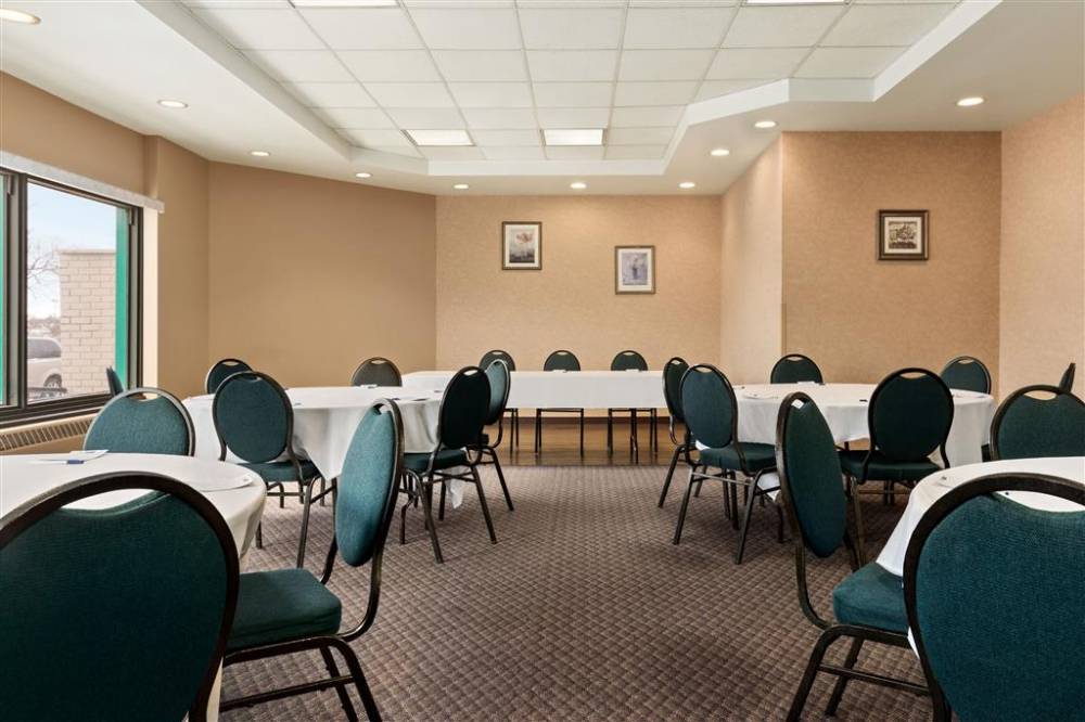 Travelodge By Wyndham Winnipeg East 2