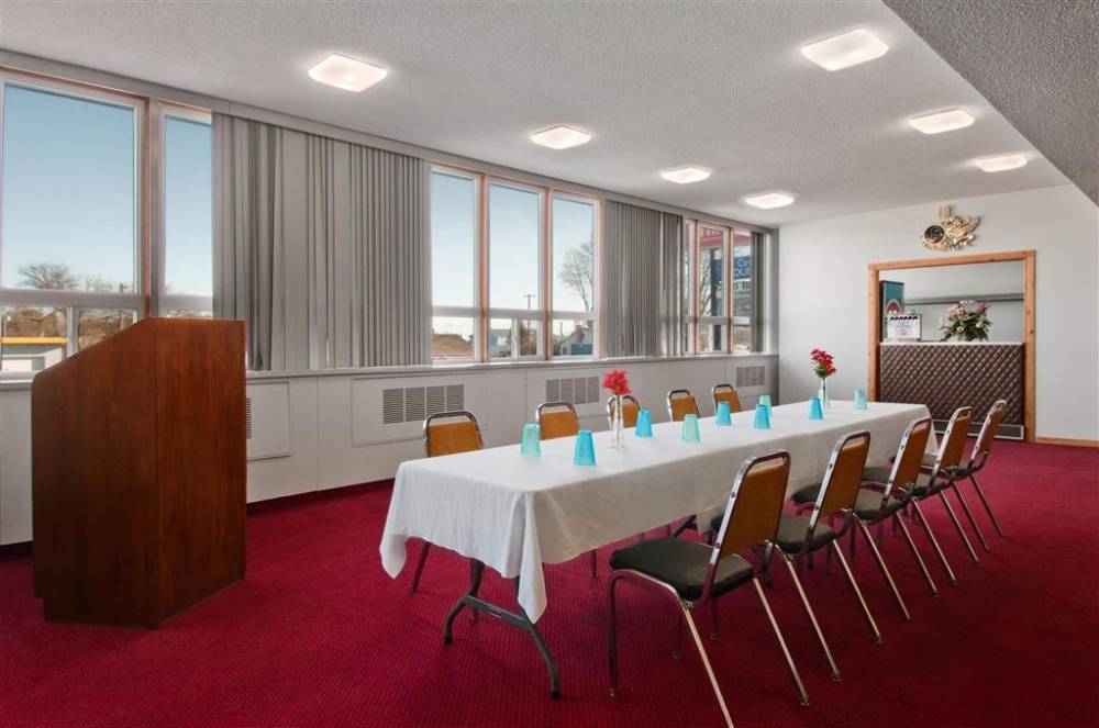 Travelodge By Wyndham Winnipeg 2