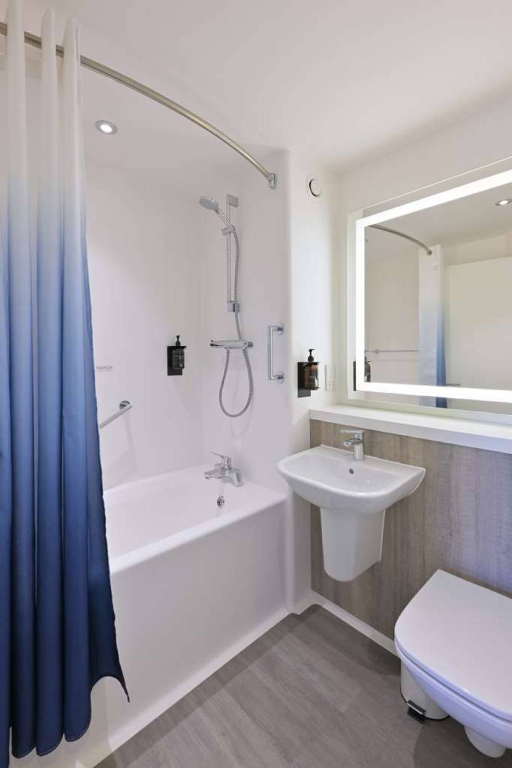 Travelodge Chiswick High Road 8