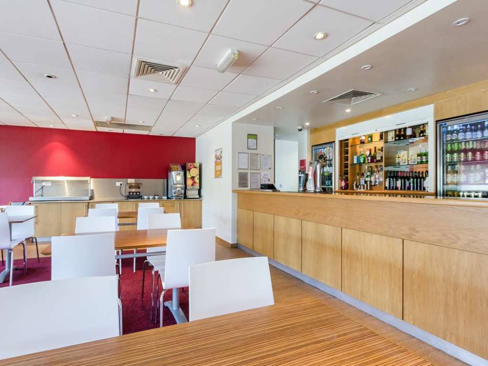 Travelodge Sunbury M3 3