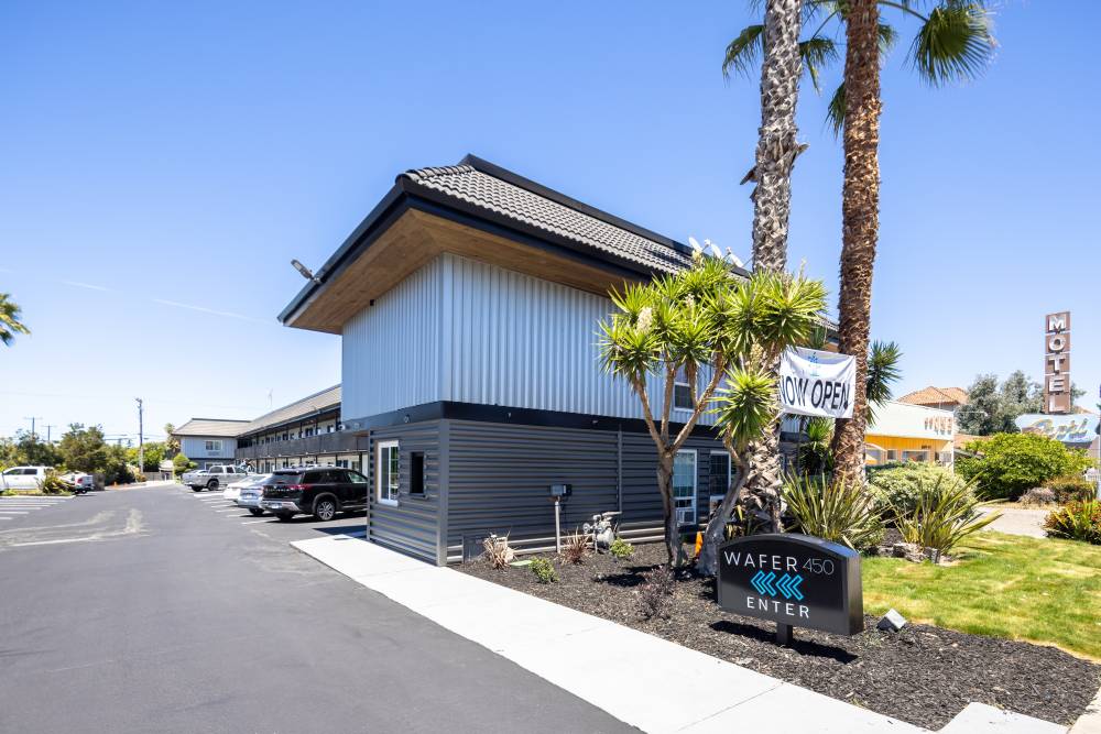 WAFER 450 Hotel Exterior
