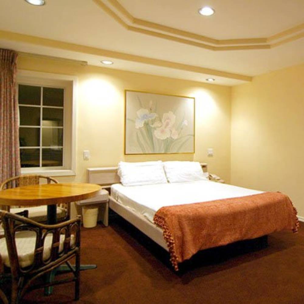 Wilshire Crest Hotel 8