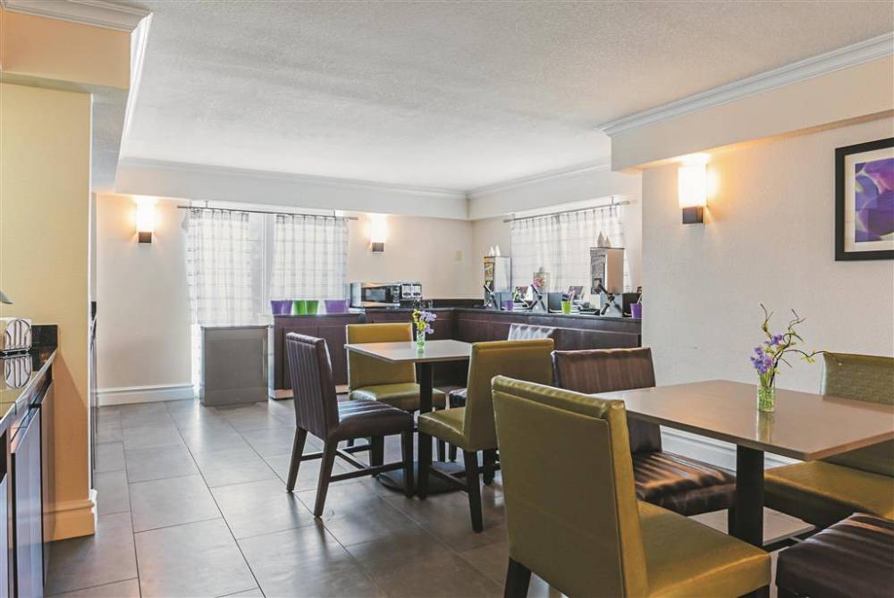 Wingate By Wyndham Galveston Beachfront At Seawall 3