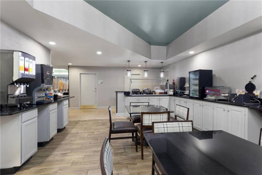 Wingate By Wyndham Greensboro/coliseum 5
