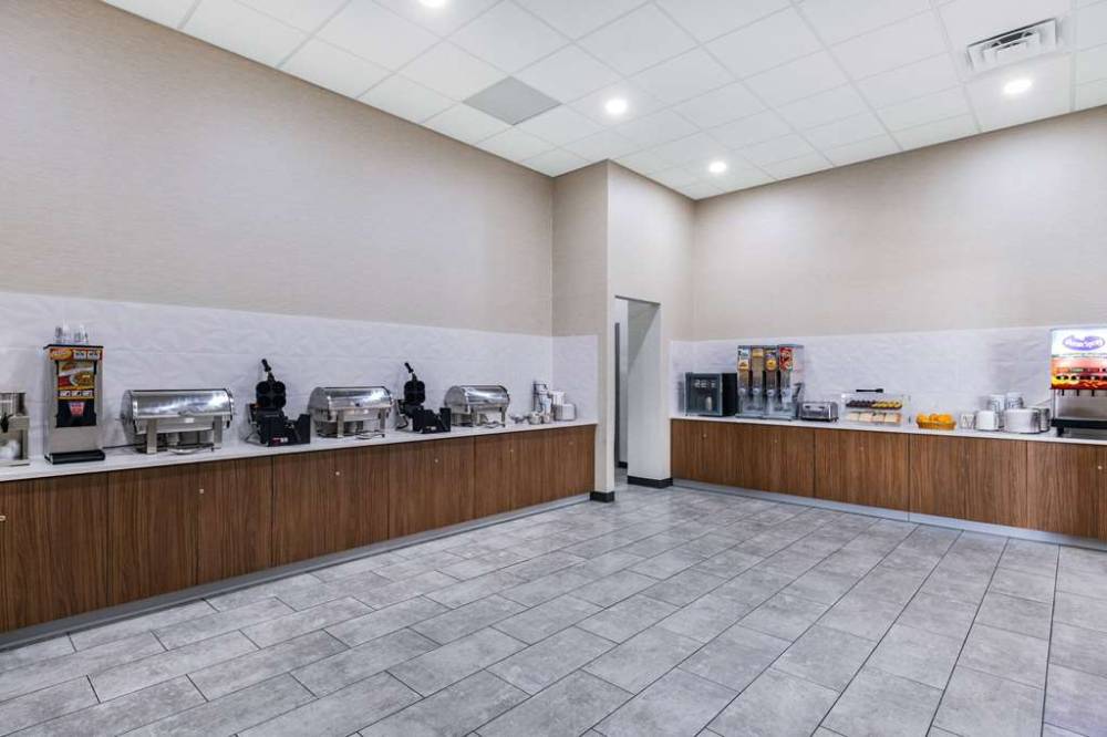 Wingate By Wyndham Wichita Airport 5