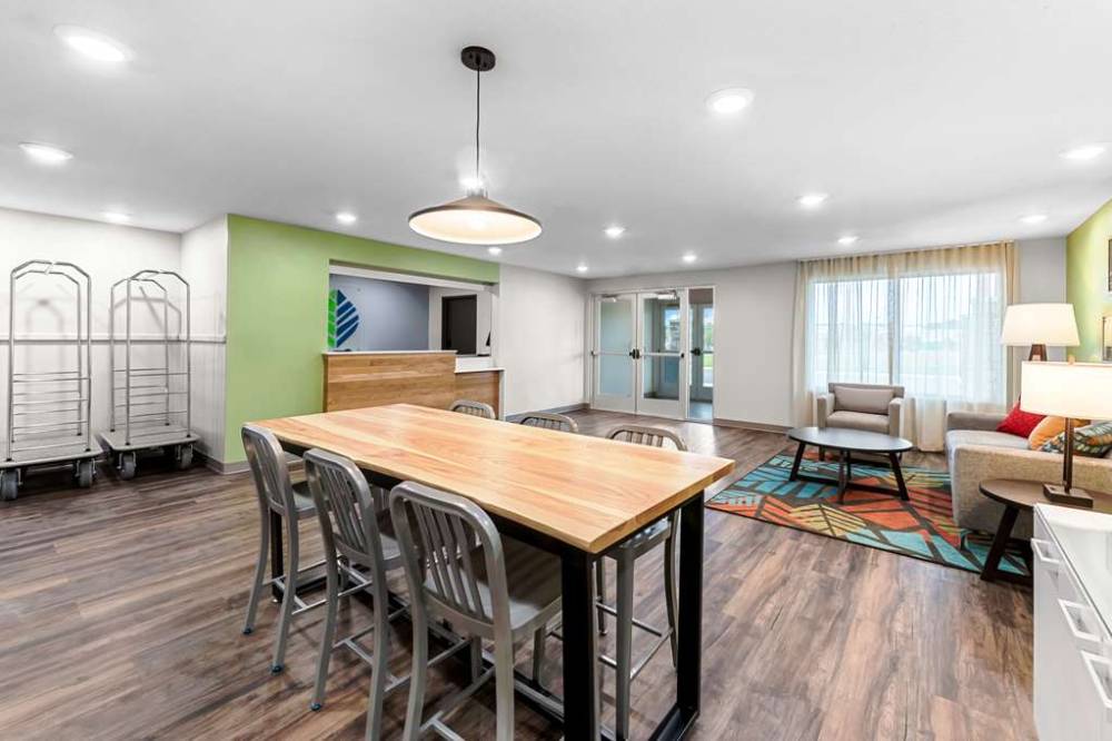 Woodspring Suites Kansas City Airport 4