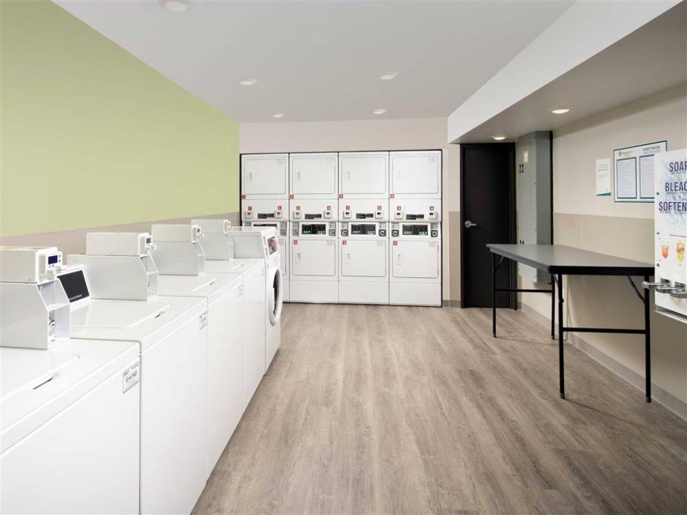 Woodspring Suites Toledo Maumee 4